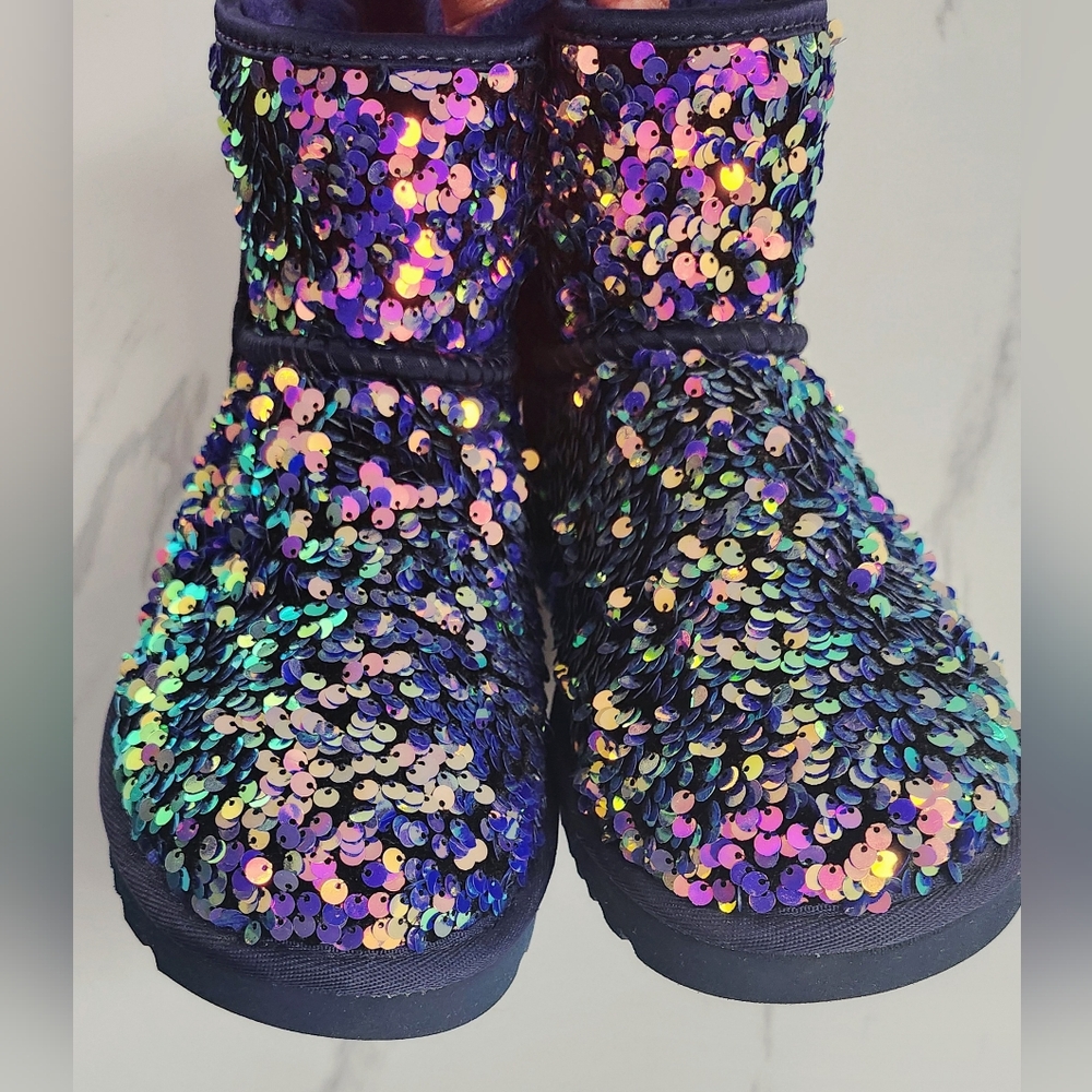 UGGS SEQUIN CLASSIC SHORT STELLAR BOOTS MEDALLION